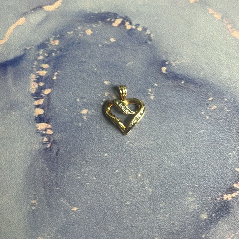 10k heart shaped pendant